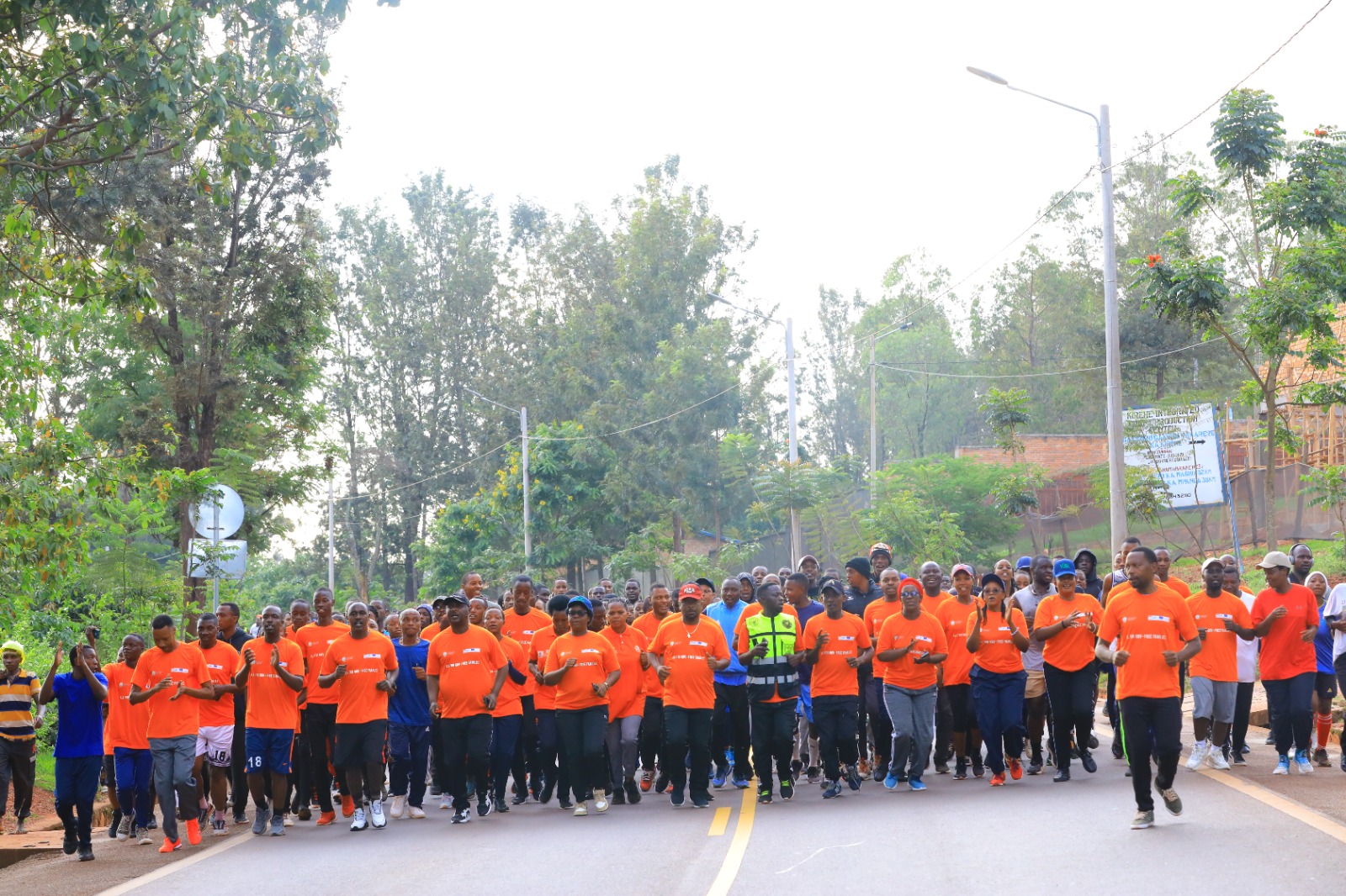 Une séance de sport collectif dans les rues de Kirehe