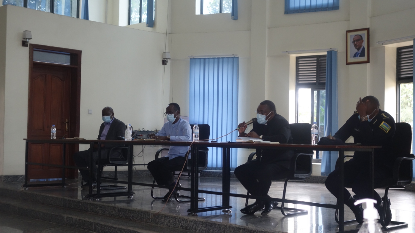 Des participants à une réunion du district de Kirehe