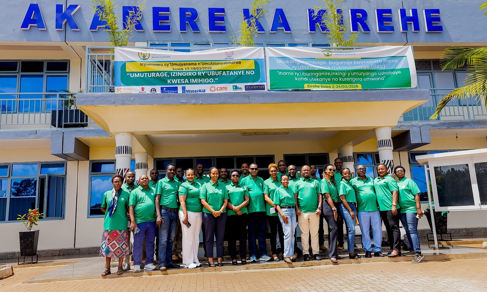 Abafatanyabikorwa imbere y’ibiro by’Akarere ka Kirehe